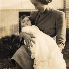 Ynys Fraser and daughter Christine (1942)