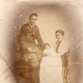 Wilfred and Elsie Wallis with baby Ynys (1917)