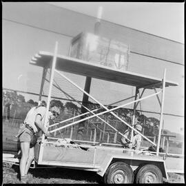 Demonstrating a new, faster method of erecting artificial shelter.