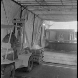 Loading the NZ Unit Express vessel Hupeh