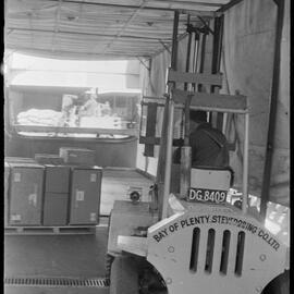 Loading the NZ Unit Express vessel Hupeh