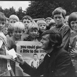 Ōtūmoetai Primary School students present cheque