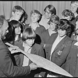 Tuti Tukaokao with Ōtūmoetai College students