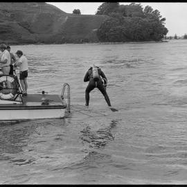 Auckland divers blast Tanea Shelf