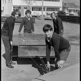 Ōtūmoetai College students doing community work
