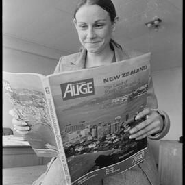 Paula Robinson reads International Auge