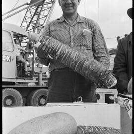 William Tuihalamaka holding kape
