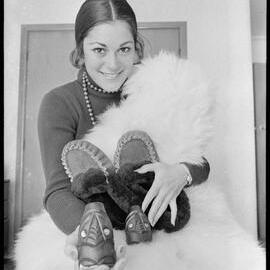 Californian Citrus Queen shows off souvenirs - Michelle Sisk