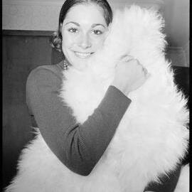 Californian Citrus Queen shows off souvenirs - Michelle Sisk