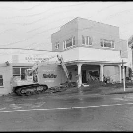 Excavating petrol tanks - Spring Street Service Station
