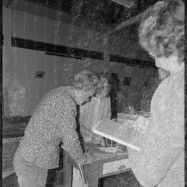 Mrs Lisa West demonstrating paint mixing to Tauranga Sketching and Painting Club members.