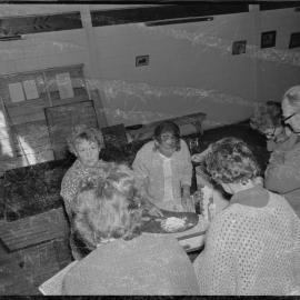 Mrs Lisa West demonstrating paint mixing to Tauranga Sketching and Painting Club members.