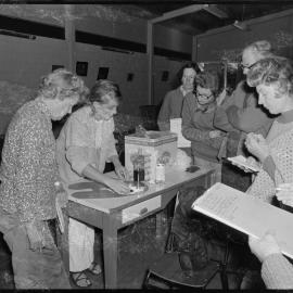 Mrs Lisa West demonstrating paint mixing to Tauranga Sketching and Painting Club members.