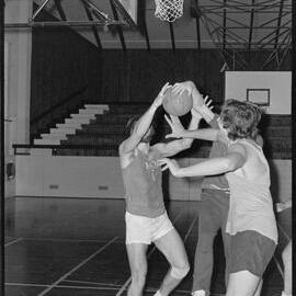 New Zealand basketball team members training at the Queen Elizabeth Youth Centre.