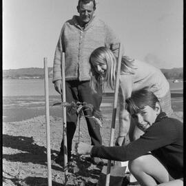 Ōmokoroa Primary School head prefects helping plant 44 trees along the beach front for the Ōmokoroa County Town Committee.