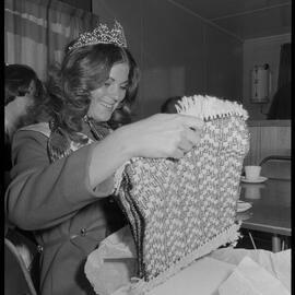 1973 California Citrus Queen Miss Debbie Fogg at the Tauranga IHC Opportunity Workshop.
