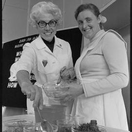 Miss Bertha Shollenburg in Tauranga leading a cooking course for nutrition instructors.