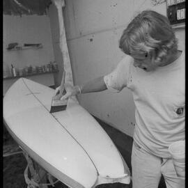 Glazing surfboards