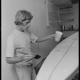 Glazing surfboards