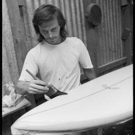Glazing surfboards