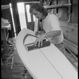 Glazing surfboards