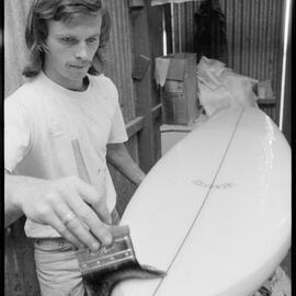 Glazing surfboards