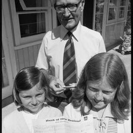 Ōmanu School fundraiser cheque