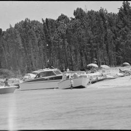 Matakana Island - power boats