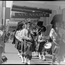 Bagpipe band at Mount shops