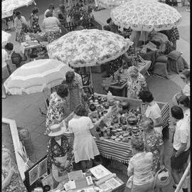 pre-Christmas market - Spring Street Mall