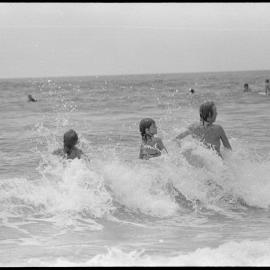 Boogie boards at Ōmanu beach