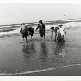 Family gathering pipis in the 1940s