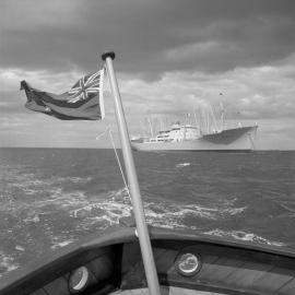 Pilot boat and ships at Mount Maunganui, 1959