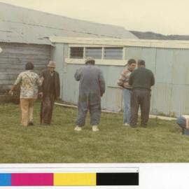 Descendants of Ōtāwhiwhi marae outside Tamaoho wharenui (Ams 248)