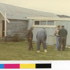 Descendants of Ōtāwhiwhi marae outside Tamaoho wharenui (Ams 248)
