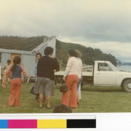 Descendants of Ōtāwhiwhi marae outside the kitchen (Ams 248)
