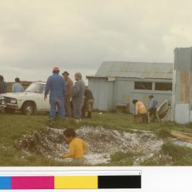 Descendants of Ōtāwhiwhi marae outside the kitchen (Ams 248)