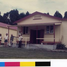 Bruce McFadgen, Wiremu Ohia, & Ratima Rolleston at Tawhitinui marae (Ams 248)