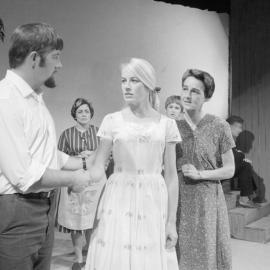 Picnic : Hal urges Madge to run away with him