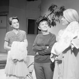 Picnic : Flo finds her daughters quarrelling