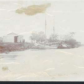 Scow at Kaituna landing c 1900s