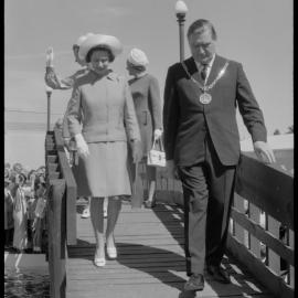 Tauranga's royal welcome: disembarking