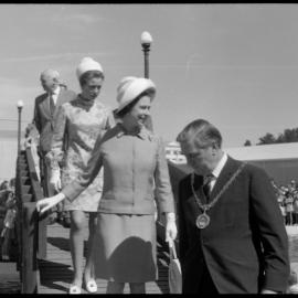 Tauranga's royal welcome: disembarking