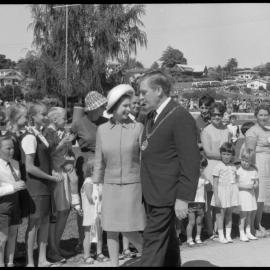 Tauranga's royal welcome: walkabout