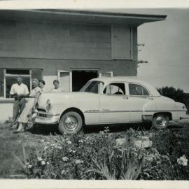Land girls with Pontiac, Katikati