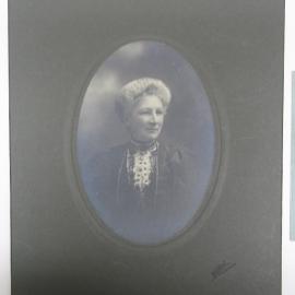 Unknown woman 
(Caption: Alice Maxwell ?)
