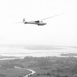 Glider over the Wairoa river, Tauranga