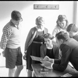 Mr T. Ross of Bank of N.Z. at Pahoia School