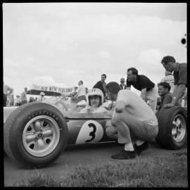 Denis Hulme and Feo Stanton have last minute chat. 