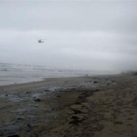 Rena oil spill photos of polluted beach  2012 0102